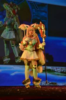 Japan-expo-sud-4-vague-marseille-cosplay-couloirs-stands-dimanche-2012 - vertical - 0002