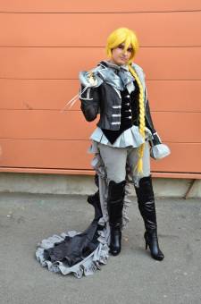 Japan-expo-sud-4-vague-marseille-cosplay-couloirs-stands-dimanche-2012 - Verticales - 0009