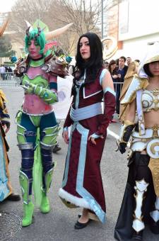 Japan-expo-sud-4-vague-marseille-cosplay-couloirs-stands-dimanche-2012 - Verticales - 0018