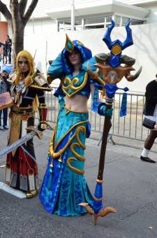 Japan-expo-sud-4-vague-marseille-cosplay-couloirs-stands-dimanche-2012 - Verticales - 0023