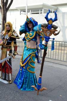 Japan-expo-sud-4-vague-marseille-cosplay-couloirs-stands-dimanche-2012 - Verticales - 0024