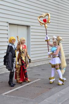 Japan-expo-sud-4-vague-marseille-cosplay-couloirs-stands-dimanche-2012 - Verticales - 0025