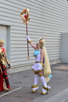 Japan-expo-sud-4-vague-marseille-cosplay-couloirs-stands-dimanche-2012 - Verticales - 0026