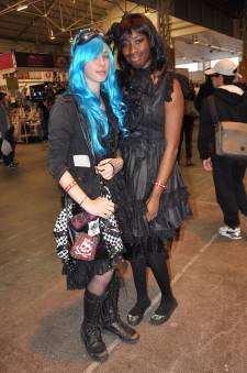 Japan-expo-sud-4-vague-marseille-cosplay-couloirs-stands-dimanche-2012 - Verticales - 0301
