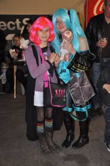Japan-expo-sud-4-vague-marseille-cosplay-couloirs-stands-dimanche-2012 - Verticales - 0308