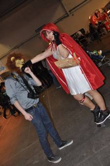 Japan-expo-sud-4-vague-marseille-cosplay-couloirs-stands-dimanche-2012 - Verticales - 0400