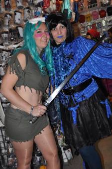 Japan-expo-sud-4-vague-marseille-cosplay-couloirs-stands-dimanche-2012 - Verticales - 0408